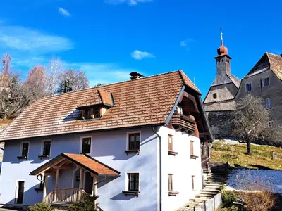 Das Gebäude in dem sich das Ferienhaus befindet