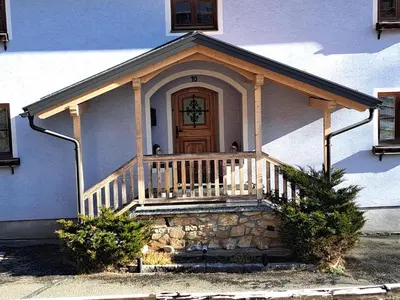 Das Gebäude in dem sich das Ferienhaus befindet
