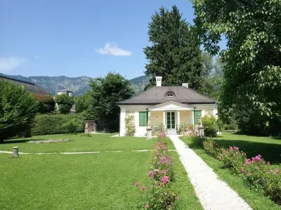 Ein allgemeiner Bergblick oder ein Berglick von der Villa aus