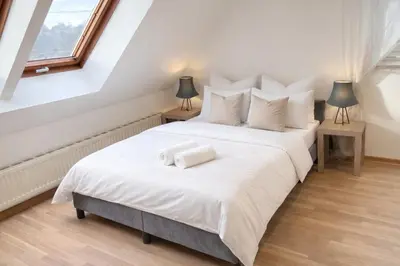 Ein Bett oder Betten in einem Zimmer der Unterkunft Großzügige Wohnung - 1 Minute zum Pferdezentrum