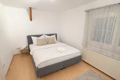 Ein Bett oder Betten in einem Zimmer der Unterkunft Großzügige Wohnung - 1 Minute zum Pferdezentrum