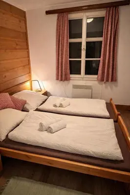 Ein Bett oder Betten in einem Zimmer der Unterkunft Privates Alpenchalet mit Außensauna