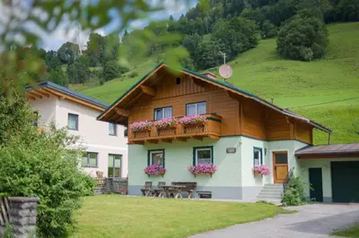 Das Gebäude in dem sich das Ferienhaus befindet