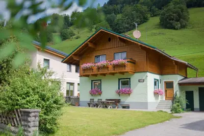 Das Gebäude in dem sich das Ferienhaus befindet