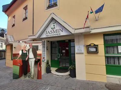 Ein Zertifikat, Auszeichnung, Logo oder anderes Dokument, das in der Unterkunft Jasmin Pension Central Location Shared Kitchen Pet Friendly ausgestellt ist