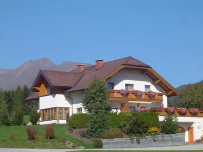 Ein allgemeiner Bergblick oder ein Berglick von der Ferienwohnung aus