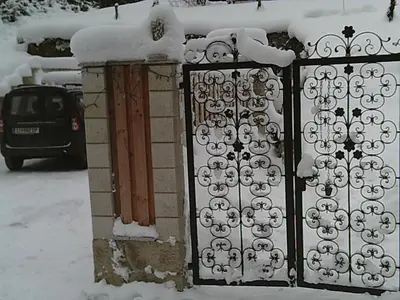 Altes Forsthaus am Bach im Winter