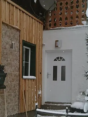 Altes Forsthaus am Bach im Winter