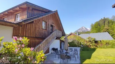 Das Gebäude in dem sich das Ferienhaus befindet