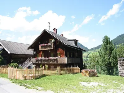Ein allgemeiner Bergblick oder ein Berglick von des Ferienhauses aus