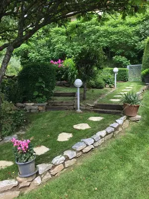 Ein Garten an der Unterkunft Südhang FeWo
