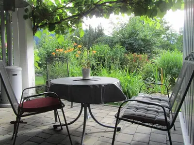 Ein Garten an der Unterkunft Südhang FeWo