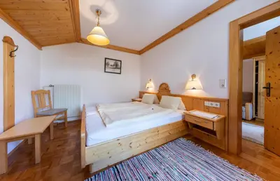 Ein Bett oder Betten in einem Zimmer der Unterkunft Alpenhof