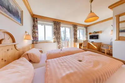 Ein Bett oder Betten in einem Zimmer der Unterkunft Alpenhof