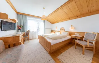 Ein Bett oder Betten in einem Zimmer der Unterkunft Alpenhof