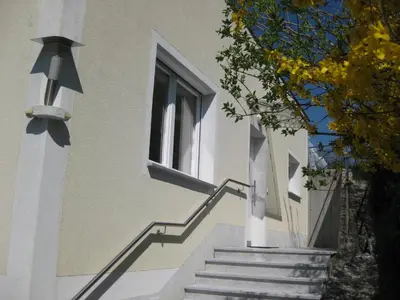 Das Gebäude in dem sich die Ferienwohnung befindet