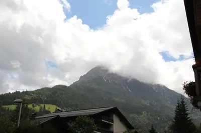 Ein allgemeiner Bergblick oder ein Berglick von des Ferienhauses aus