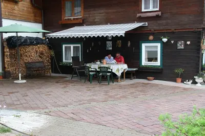 Das Gebäude in dem sich das Ferienhaus befindet