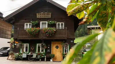 Das Gebäude in dem sich das Ferienhaus befindet