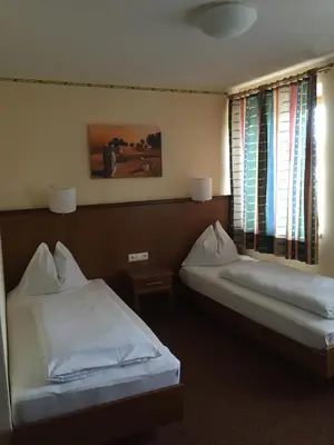 Ein Bett oder Betten in einem Zimmer der Unterkunft Gasthof Fruhstorfer