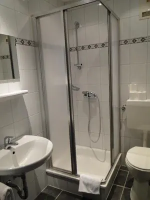 Ein Badezimmer in der Unterkunft Gasthof Fruhstorfer