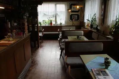 Ein Sitzbereich in der Unterkunft Gasthaus Zum Stadtwald