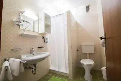 Ein Badezimmer in der Unterkunft Gasthof Dickinger