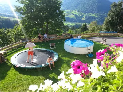 Der Swimmingpool an oder in der Nähe von Haus Oberstocker
