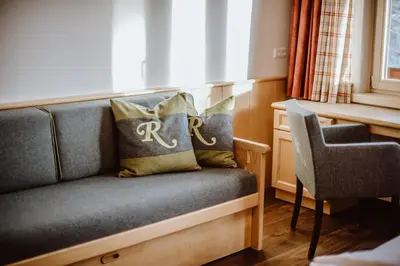 Ein Sitzbereich in der Unterkunft Hotel Rösslhof