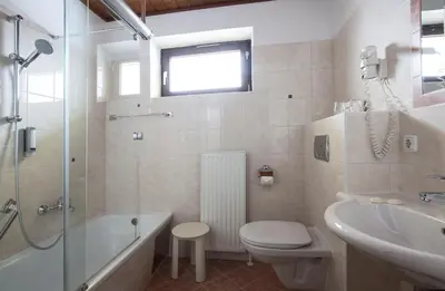 Ein Badezimmer in der Unterkunft Landhotel Agathawirt