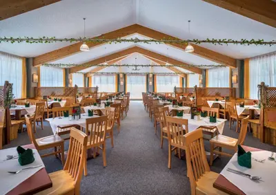 Ein Restaurant oder anderes Speiselokal in der Unterkunft JUFA Hotel Altaussee