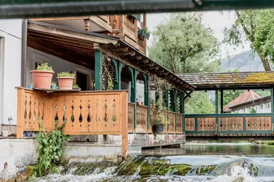 Ein Garten an der Unterkunft Wohlfühlhotel Goiserer Mühle