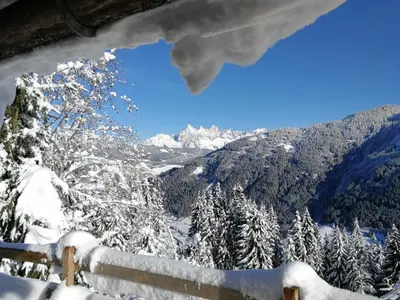 Ein allgemeiner Bergblick oder ein Berglick von des Hotels aus