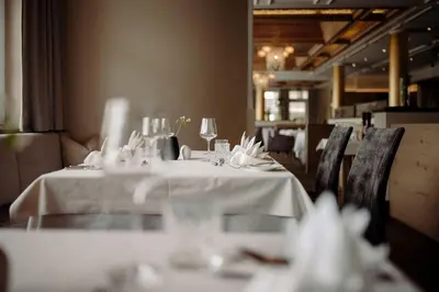 Ein Restaurant oder anderes Speiselokal in der Unterkunft Alpina Alpendorf