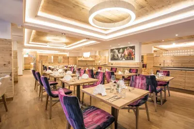 Ein Restaurant oder anderes Speiselokal in der Unterkunft Hotel Flachauerhof