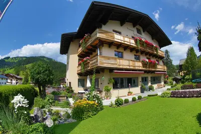 Ein Garten an der Unterkunft Pension Schönberger