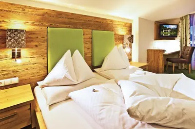 Ein Bett oder Betten in einem Zimmer der Unterkunft Landhotel Alpenhof Filzmoos