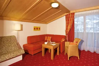 Ein Sitzbereich in der Unterkunft Landhotel Alpenhof Filzmoos