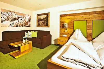 Ein Sitzbereich in der Unterkunft Landhotel Alpenhof Filzmoos