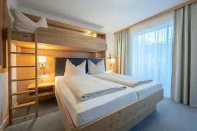Ein Bett oder Betten in einem Zimmer der Unterkunft Familienhotel Botenwirt