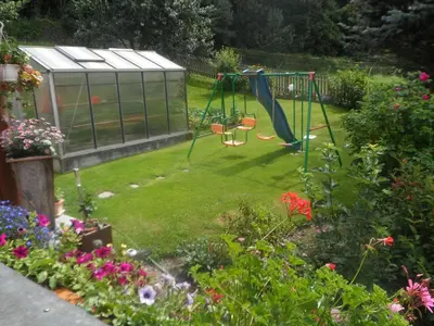 Ein Garten an der Unterkunft Haus Lassacher