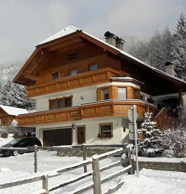 Haus Lassacher im Winter