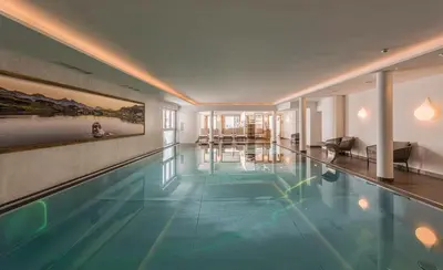 Der Swimmingpool an oder in der Nähe von Hotel Alpenland