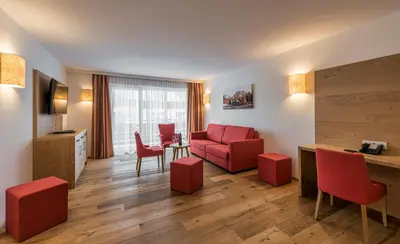 Ein Sitzbereich in der Unterkunft Hotel Alpenland