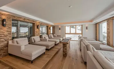 Ein Sitzbereich in der Unterkunft Hotel Alpenland