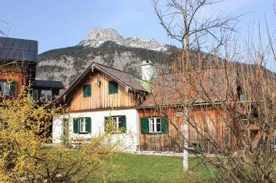 Ein allgemeiner Bergblick oder ein Berglick von des Ferienhauses aus