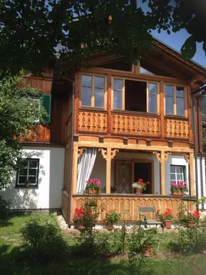 Das Gebäude in dem sich das Ferienhaus befindet
