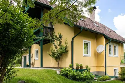 Das Gebäude in dem sich die Ferienwohnung befindet