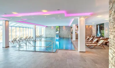 Der Swimmingpool an oder in der Nähe von Hotel Almschlössl & Schrotteralm