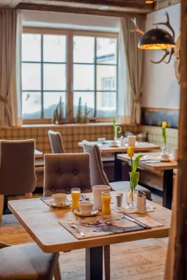 Ein Sitzbereich in der Unterkunft Hotel Almschlössl & Schrotteralm